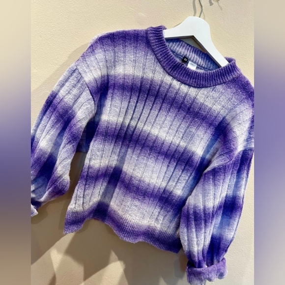 Sweaters - Picture 4 of 4